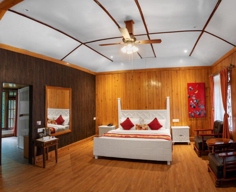 Juniper Family Cottage with Balcony