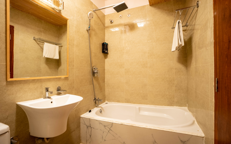 Studio W Bathtub & Kitchenette