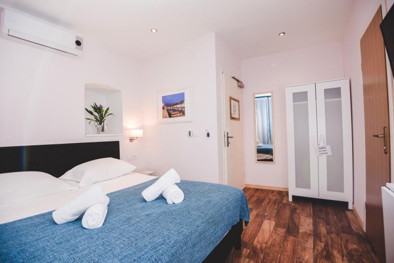 Old Town Inn: Small double room