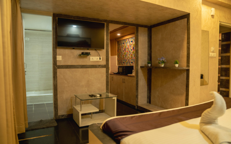 Quad Studio W/ Kitchen & Bathtub