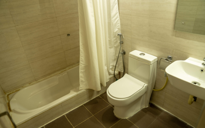 Quad Studio W/ Kitchen & Bathtub