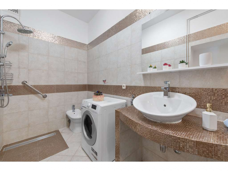 La Guardia Apartment