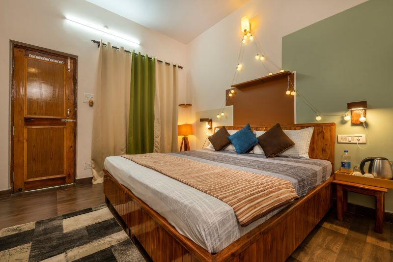 The Birdhouse Villa, Bir