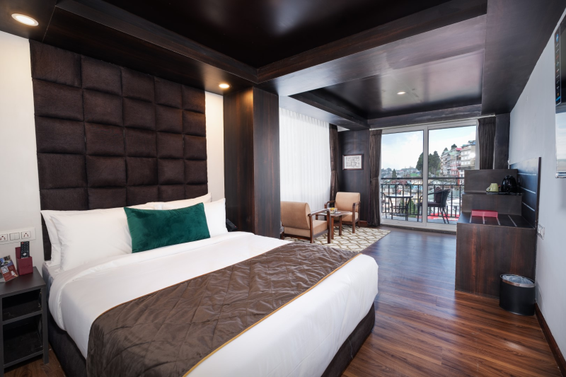 Premium View Room with Balcony & Bathtub