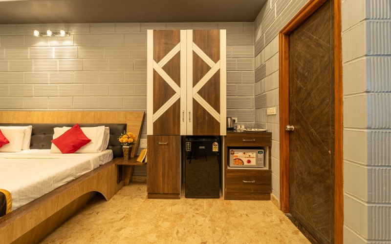 Pool Party Cottage & Studio
