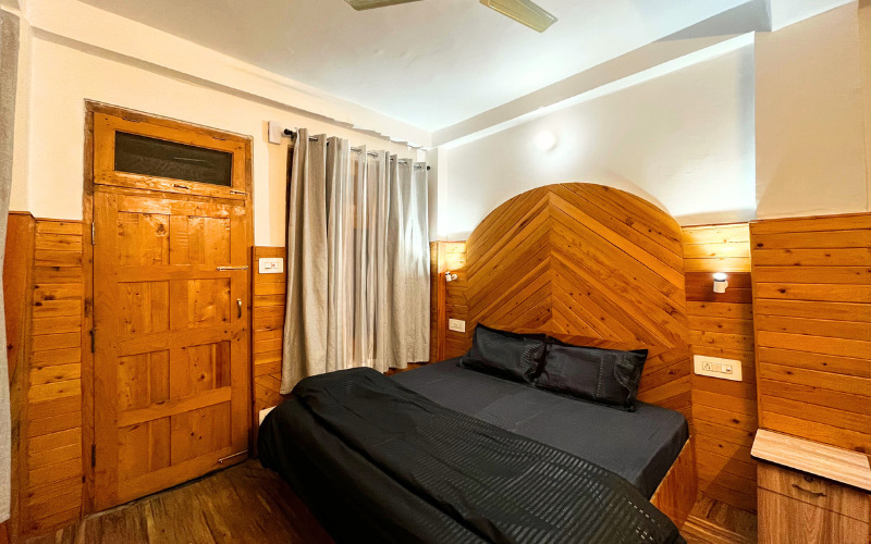 Young Monk Hostel Jibhi