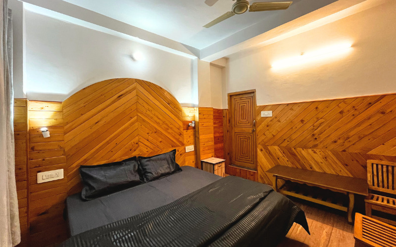 Young Monk Hostel Jibhi