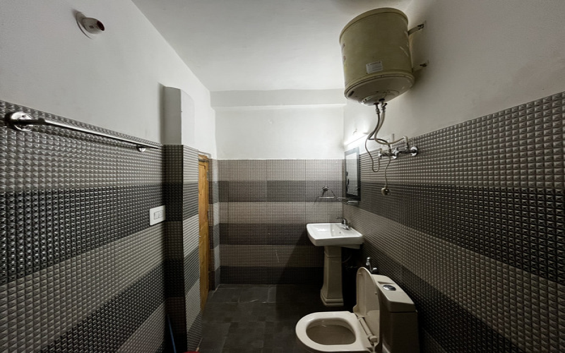 Young Monk Hostel Jibhi