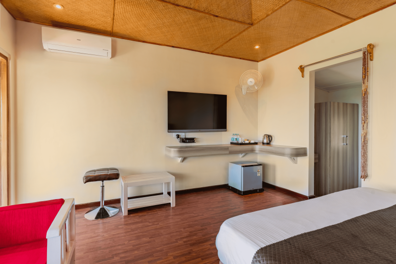 Cottage with Lake View & Balcony