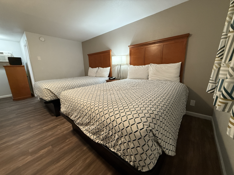 2 Queen Beds with kitchenette