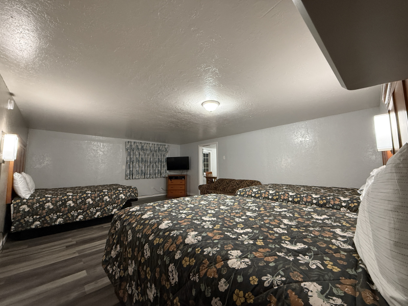 3 Queen Beds with kitchenette