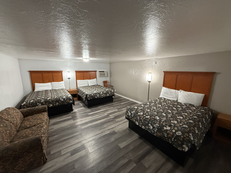 3 Queen Beds with kitchenette