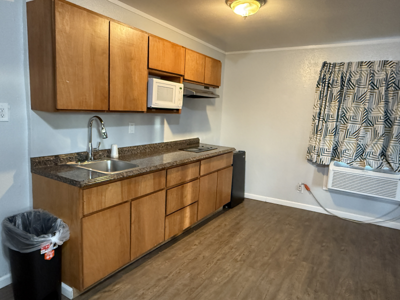 2 Queen Beds with kitchenette