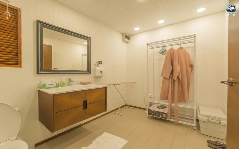 Crown Tent, Q&S Bed —64.4 sqm