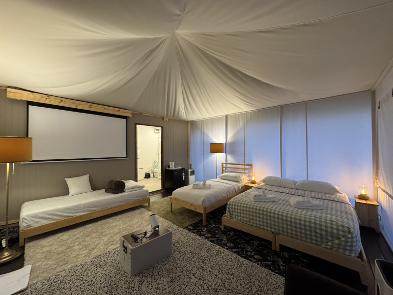 Crown Tent, Q&S Bed —64.4 sqm