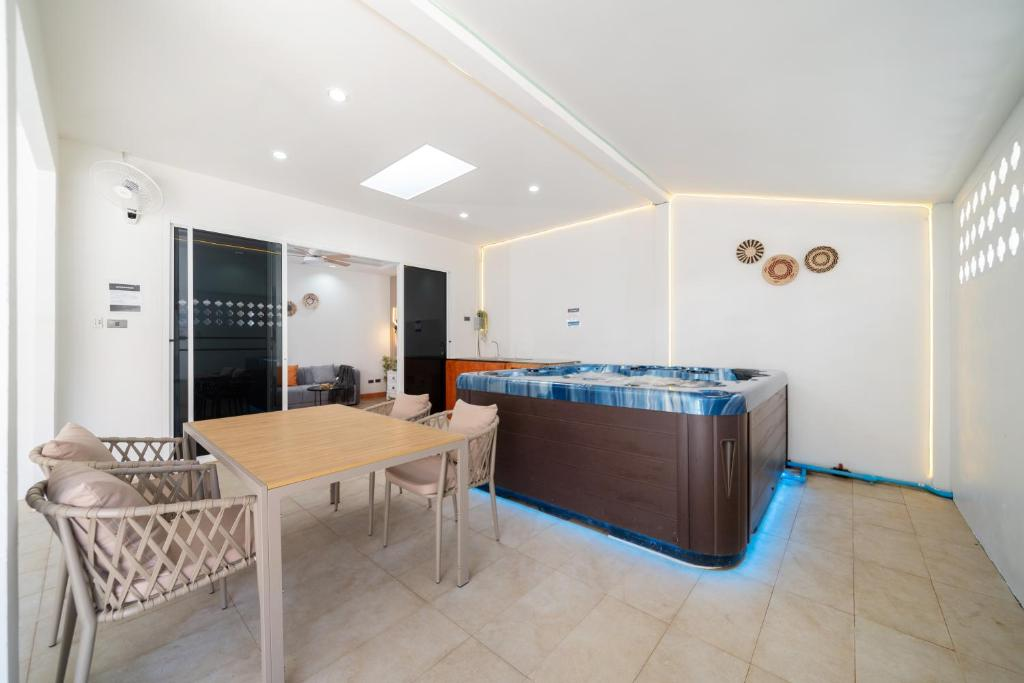 Patong Koknam 4 BR. , Jacuzzi