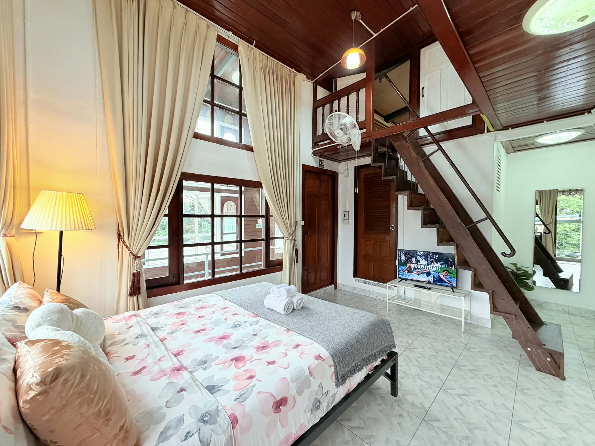 Duplex room (Hello Sunshine)