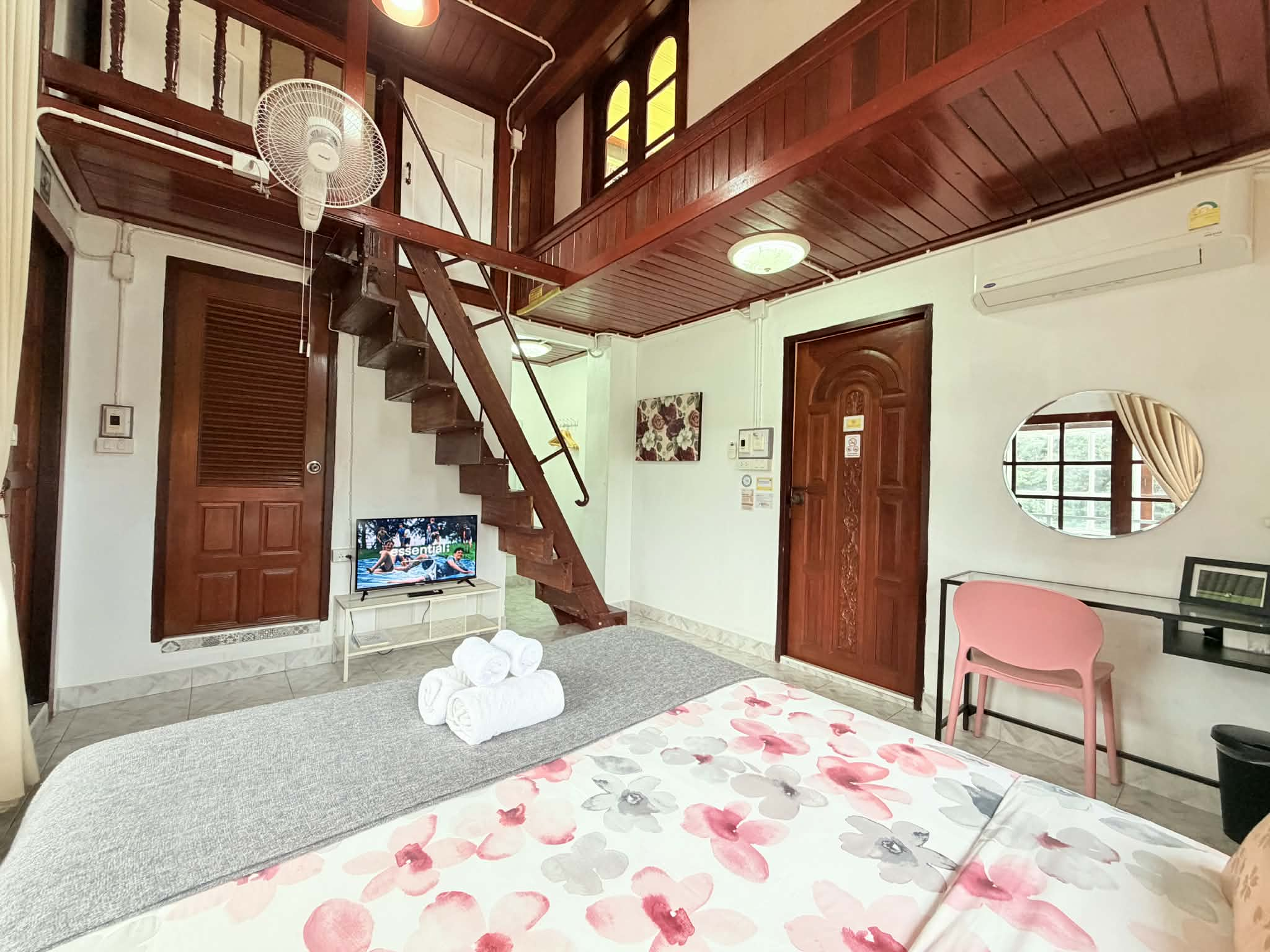 Duplex room (Hello Sunshine)