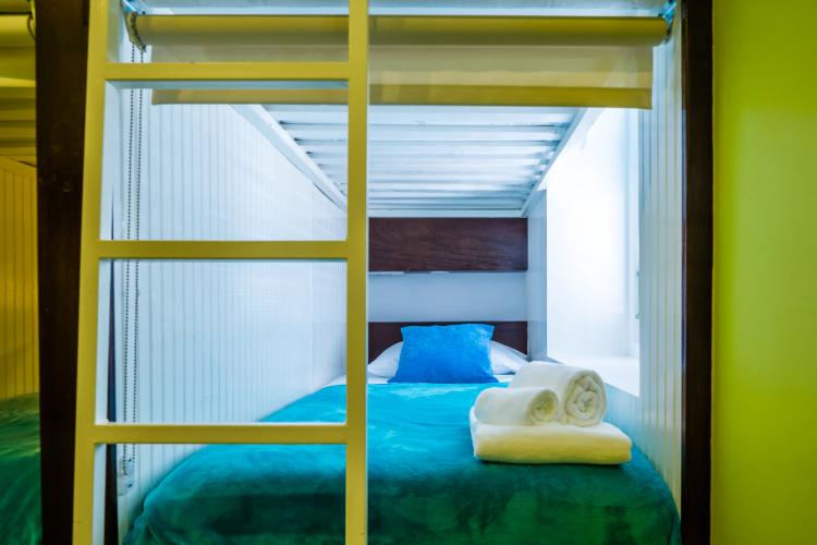 6 bed male dorm room